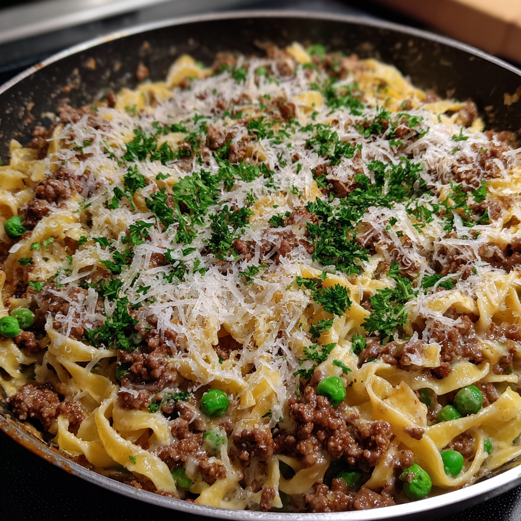 Blitzschnelle Hackfleisch-Zwiebel-Käsesoße mit Erbsen