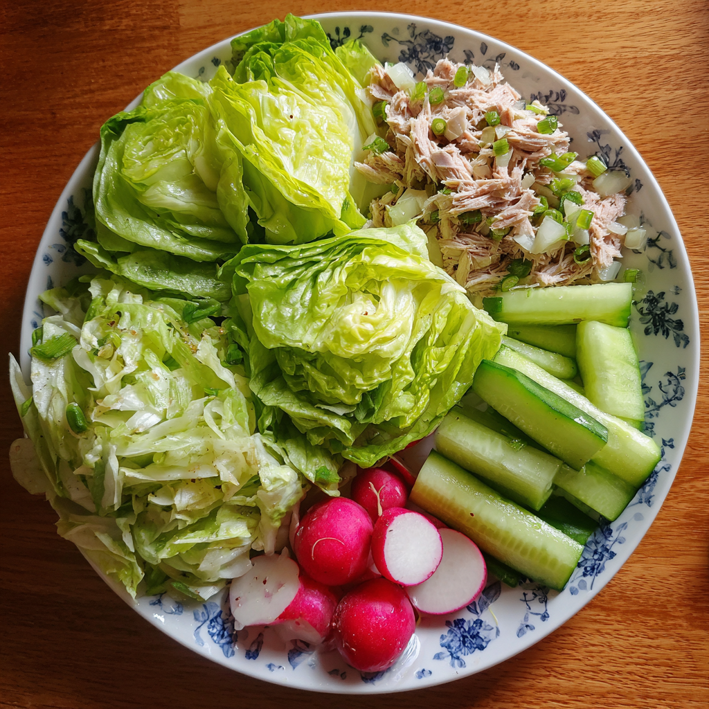 Frischer Eisbergsalat mit Gurken und Thunfisch – Die knallfrische Schale