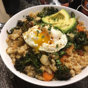 Herzhafter Haferbrei mit weichgekochtem Ei und sautiertem Gemüse