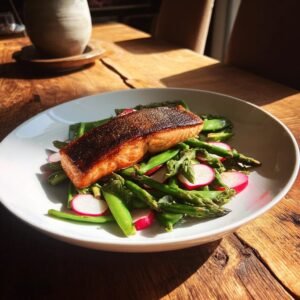 Gebratenes Lachsfilet auf Frühlingsgemüse-Bett