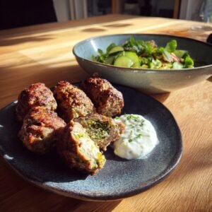 Gefüllte Lamm-Kofta mit Kräuter-Joghurt und Gurken-Minz-Salat