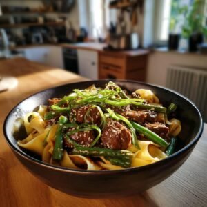 Rinderfiletspitzen mit grünen Bohnen, Frühlingszwiebeln und Pappardelle in leichter Sojasauce
