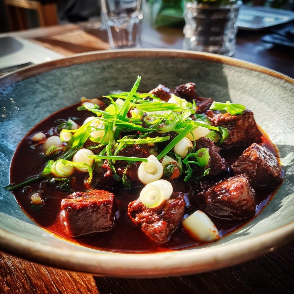 Rindergulasch 'Frühlingsart' mit Mairübchen und Frühlingszwiebeln