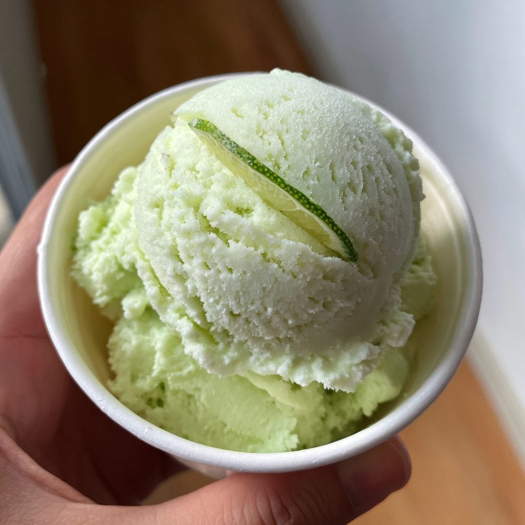 Cremiges Avocado-Limetten-Eis ohne Zuckerzusatz