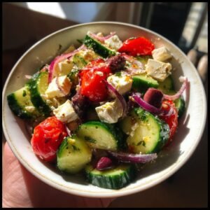 Griechischer Gurkensalat mit Feta und Oliven