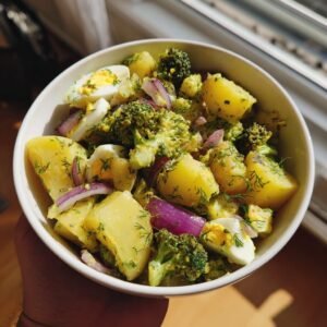 Herzhafter Kartoffel-Brokkoli-Salat mit Dill-Senf-Vinaigrette