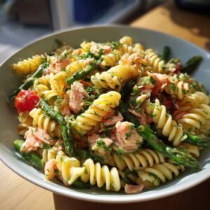 Nudelsalat mit geräuchertem Lachs und Spargel