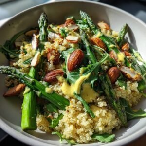 Spargel-Quinoa-Bowl mit gerösteten Mandeln und Zitronen-Dressing