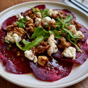 Sommerliches Rote Bete Carpaccio mit Ziegenfrischkäse und Walnüssen