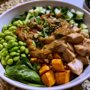 Hähnchen-Süßkartoffel-Bowl mit Erdnuss-Dressing