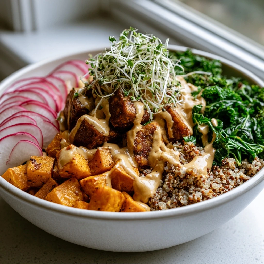 Buddha Bowl mit Tempeh, Quinoa und cremigem Mandelmus-Dressing