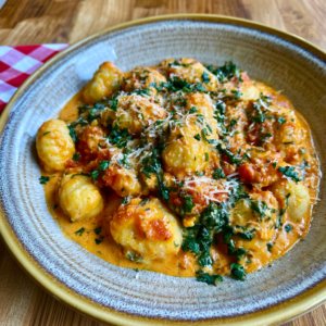 Cremige Tomaten-Gnocchi mit Spinat und Mozzarella