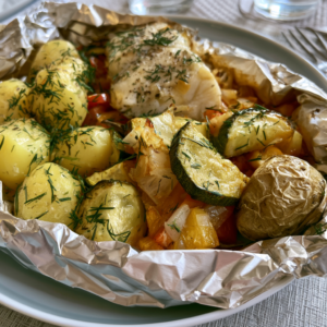 Fisch-Gemüse-Päckchen aus dem Ofen mit Dillkartoffeln