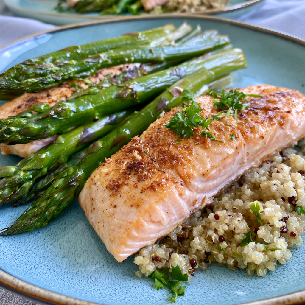 Gebackener Lachs mit Quinoa und geröstetem Spargel